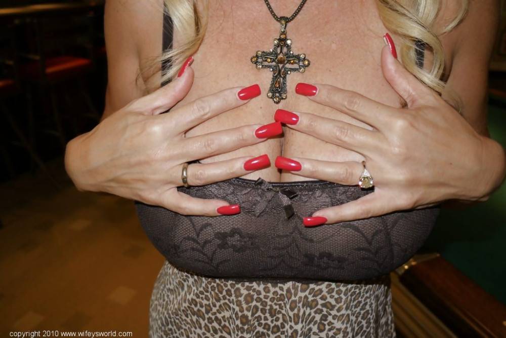Hot american older Sandra Otterson in fancy skirt loves some hot foot fetish - #2