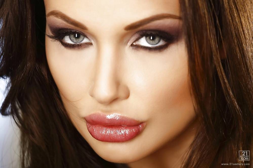 Stunning hungarian brunette cutie Aletta Ocean exhibiting big boobs and hot butt - #5