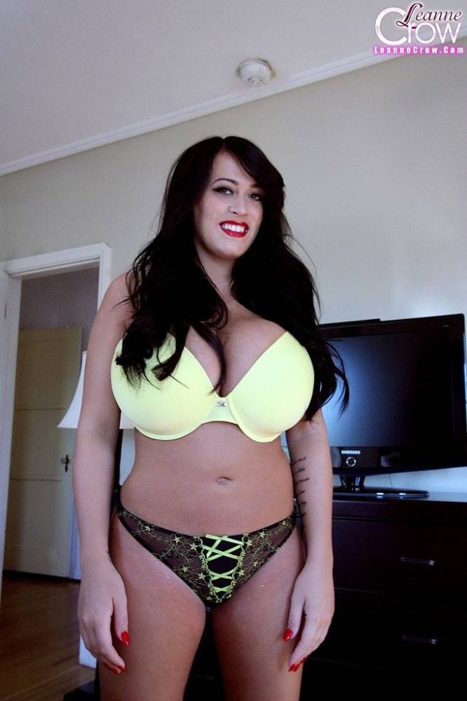Appealing brittish brunette Leanne Crow in sexy posing gallery - #1