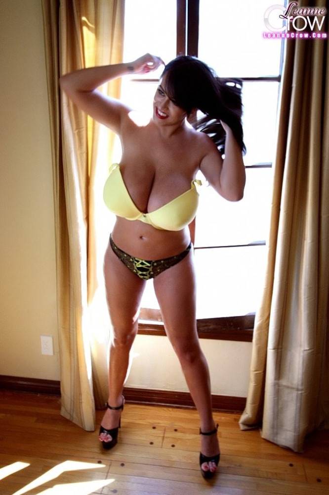 Appealing brittish brunette Leanne Crow in sexy posing gallery - #3