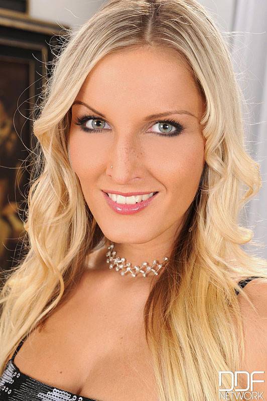 Horny Blonde Fem Neilla Feline Is Shot With The Pink Dildo Inside The Cunt - #1