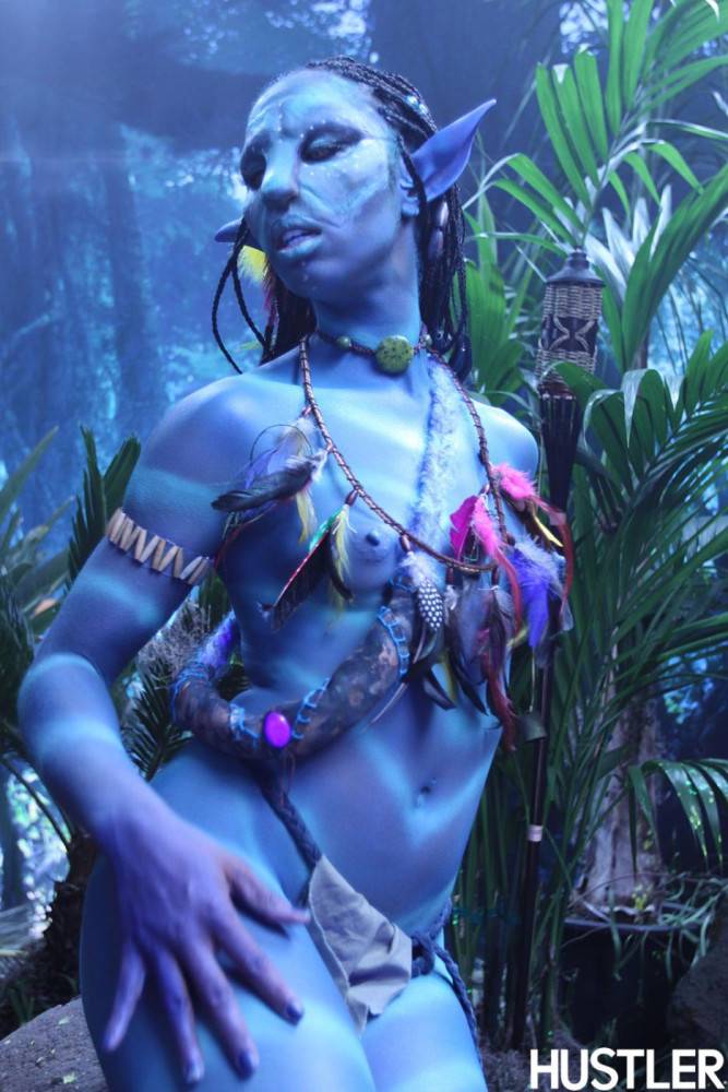 Sexy Girl Misty Stone As Neytiri Spreads Her Legs And Shows Her Bare Snatch - #14