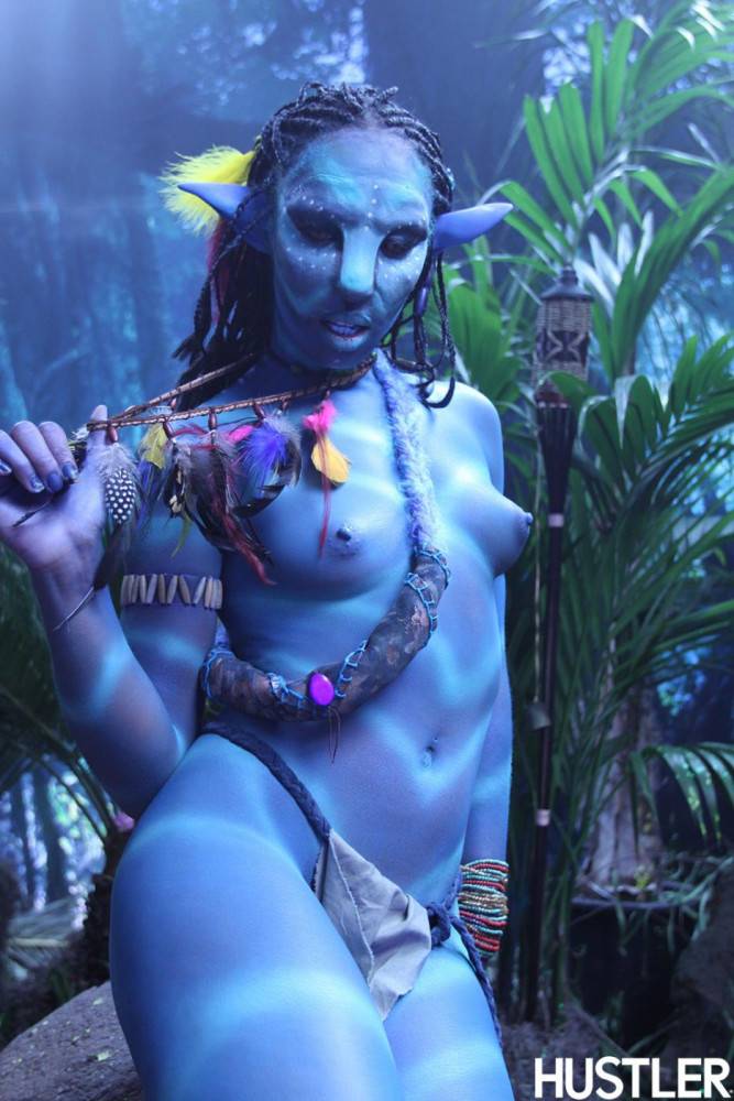 Sexy Girl Misty Stone As Neytiri Spreads Her Legs And Shows Her Bare Snatch - #17