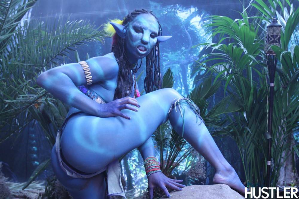 Sexy Girl Misty Stone As Neytiri Spreads Her Legs And Shows Her Bare Snatch - #13