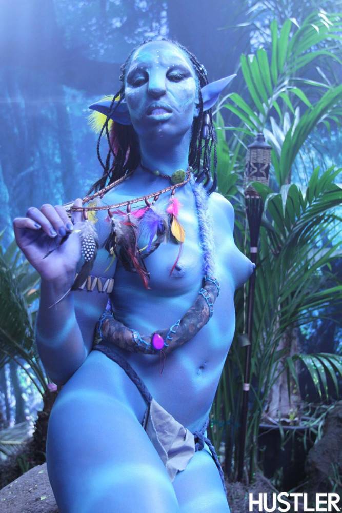 Sexy Girl Misty Stone As Neytiri Spreads Her Legs And Shows Her Bare Snatch - #16
