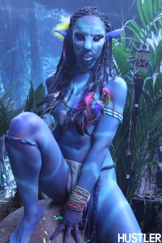 Sexy Girl Misty Stone As Neytiri Spreads Her Legs And Shows Her Bare Snatch - #10