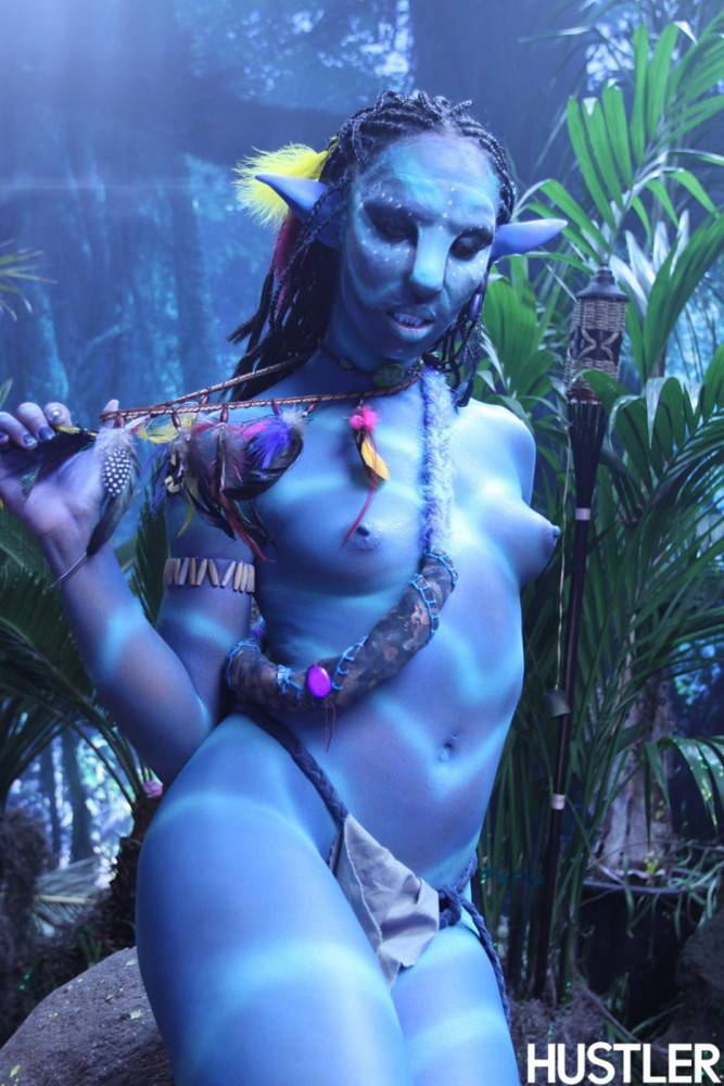 Sexy Girl Misty Stone As Neytiri Spreads Her Legs And Shows Her Bare Snatch - #15