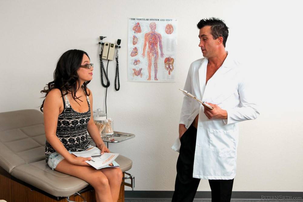Wild Busty Latina Linda Lay Seduces Her Doctor And Makes Sweet Love To Him In His Office - #1