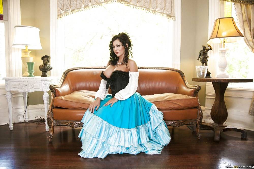 Charming american dark hair milf Jenna Presley shows big boobs and hot butt - #4