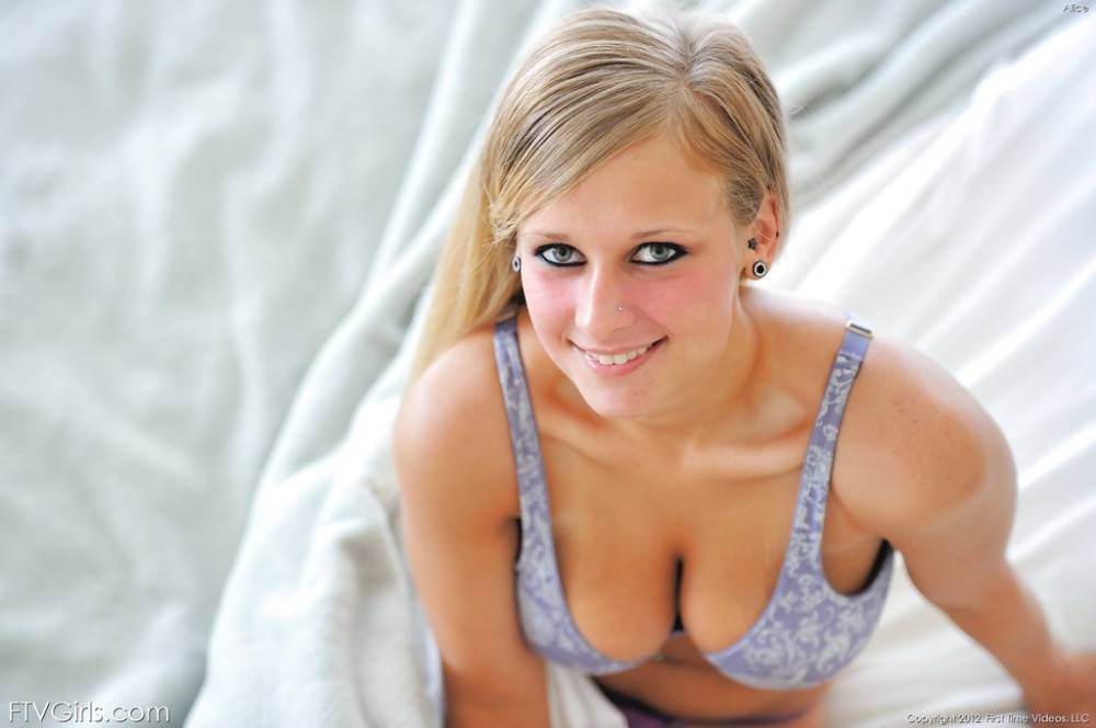 Tempting american blond Alice Wonder exposing big titties and bald pussy - #7