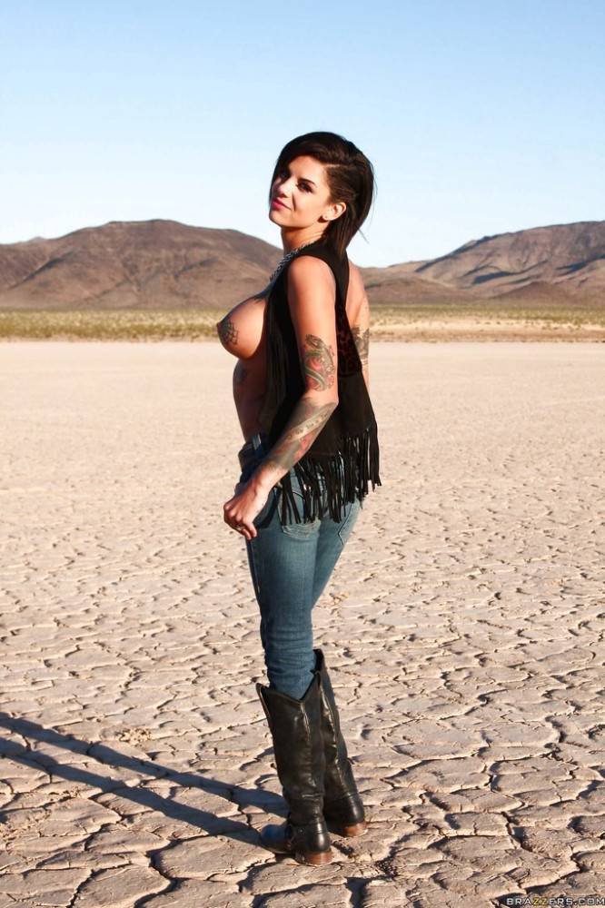 Enchanting american wife Bonnie Rotten in jeans shows big titties and hot butt outdoor - #4