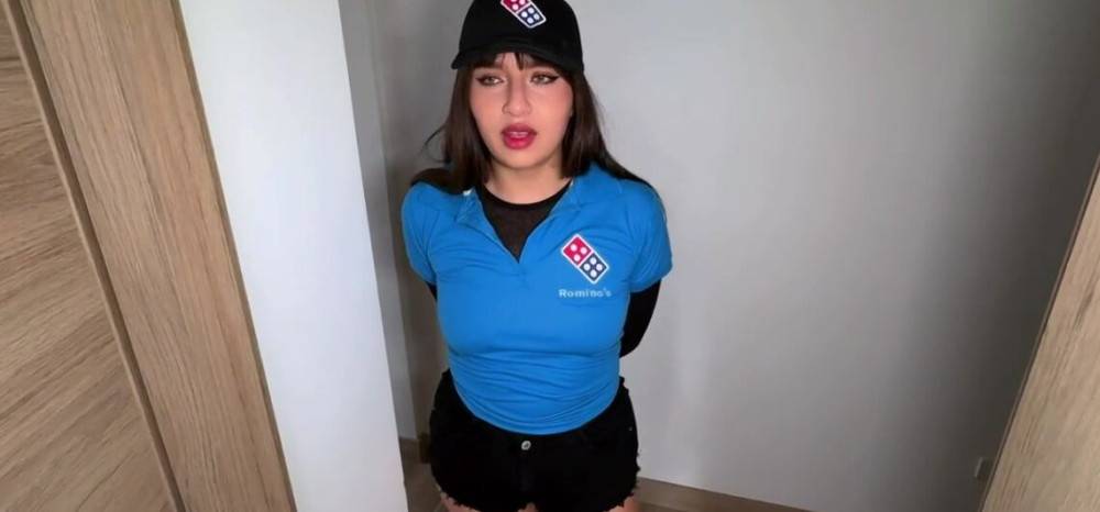 Actriz porno reparte pizzas y folla por buenas propinas CREAMPIE PUSSY - #1