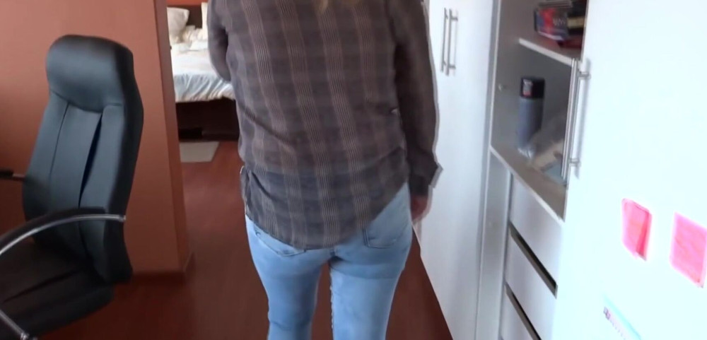 Stepmom shows off her big ass with her jeans on and jeans down, she wants anal sex - #1