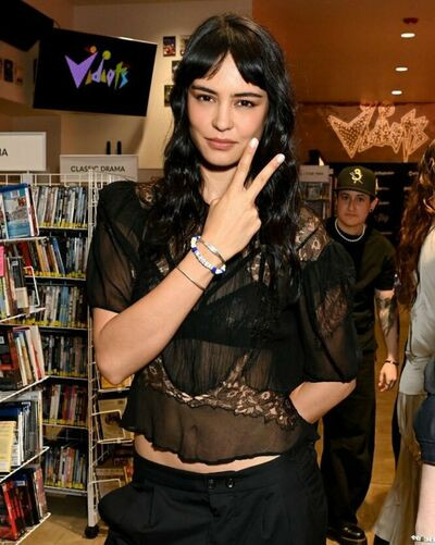courtneyeaton - #17