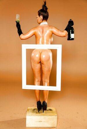 Beautiful milf Nikki Benz is breaking internet with her awesome ass on picsofsex.com