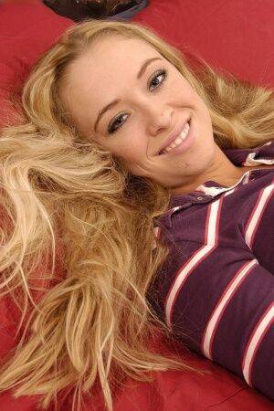 Blonde amateur Amber showcases her nice pussy after getting totally naked on picsofsex.com