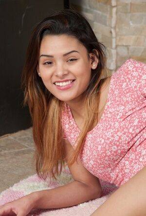 Cute faced teen hottie Josie Jagger spreading her pink pussy lips on picsofsex.com