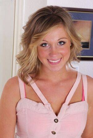 Blonde amateur teen Ashley Jones has an ideal pink vaginal hole on picsofsex.com