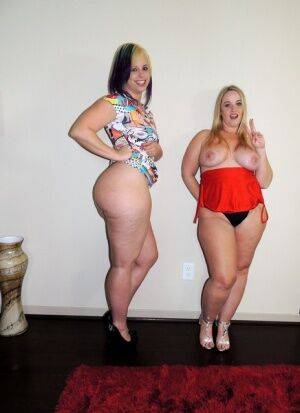 Fat girls Dee Siren & Virgo Peridot show off their huge butts before kissing on picsofsex.com