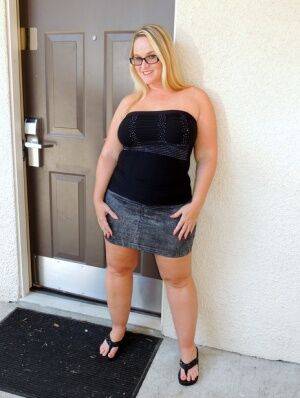 Fat amateur Dee Siren gets banged on her bed with glasses on on picsofsex.com