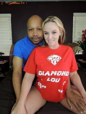 Blonde amateur Dee Siren shows her big tits before holding a title belt on picsofsex.com