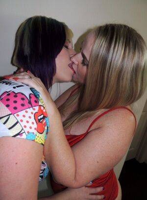 Fat amateurs kiss on the mouth after exposing big butts and thunder thighs on picsofsex.com