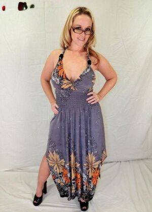 Amateur BBW Dee Siren exposes her big tits in a thong and glasses on picsofsex.com