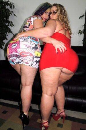 Amateur fatties Dee Siren & Virgo Peridot kiss and dildo vaginas on picsofsex.com