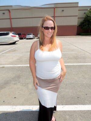 BBW Dee Siren exposes herself in a parking lot before needing to masturbate on picsofsex.com