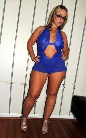 Thick amateur Dee Siren works her moneymaker while wearing lingerie & glasses on picsofsex.com