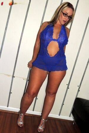 Amateur plumper Dee Siren flaunts her big butt in lingerie and glasses on picsofsex.com