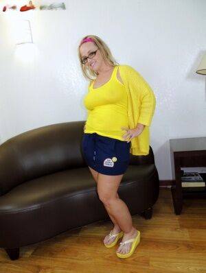 Amateur model Dee Siren hikes up a miniskirt to expose her huge ass and snatch on picsofsex.com
