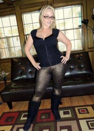 Amateur fatty Dee Siren has sex with a couple of men at the same time on picsofsex.com
