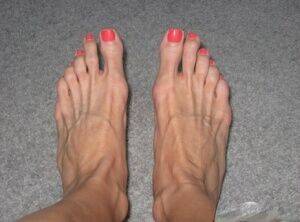 Sexy pornstar Erica Lauren flaunts painted sexy toes in sandals & bare on picsofsex.com