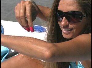 Amateur model Lori Anderson exhibits her hairy forearms in sunglasses on picsofsex.com