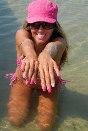 Amateur model Lori Anderson shows her hairy arms while wearing a bikini on picsofsex.com