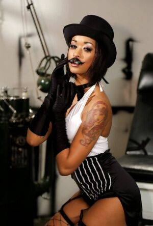 Ebony pornstar Skin Diamond strutting in vintage hat and long gloves on picsofsex.com