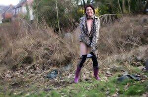 UK girl Juicey Janey bares her juggs before pulling down her tights in a field - Britain on picsofsex.com
