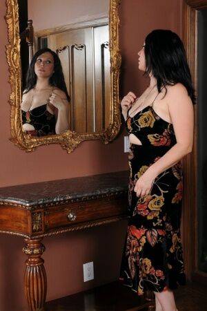 30 plus woman Summer Avery gets totally naked in front of a gilded mirror on picsofsex.com