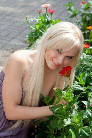 Beautiful Feeona flashes a nude upskirt and gets on her knees in the park on picsofsex.com
