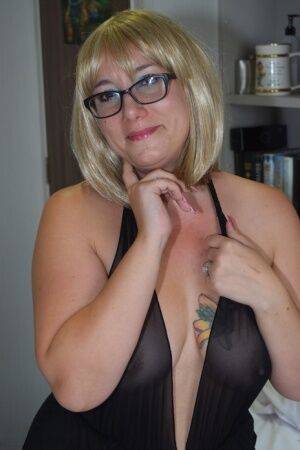 Blonde amateur Sara Banks wears her glasses while exposing her natural boobs on picsofsex.com