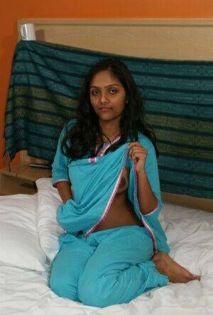 Hot Indian slut Divya removes her shirt to show her big dark nipples - India on picsofsex.com