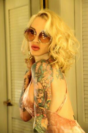 Tattooed blonde Sarah Jessie masturbates on a bathroom counter in spectacles on picsofsex.com