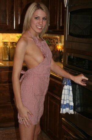 Young amateur removes a kitchen apron to get completely naked on picsofsex.com