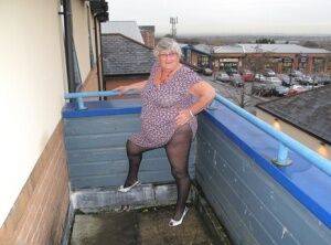 Fat UK nan Grandma Libby bares her tits on a balcony before getting butt naked - Britain on picsofsex.com