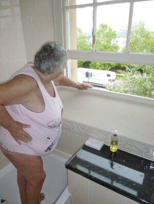 Old British fatty Grandma Libby gets naked while taking a bath - Britain on picsofsex.com