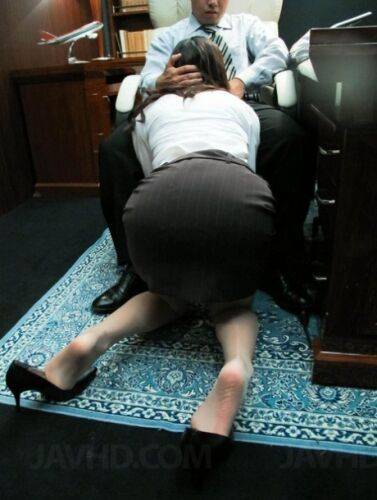 Japanese secretary Ibuki provides her boss with oral sex at his desk - Japan on picsofsex.com