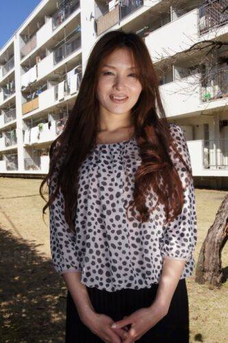 Japanese MILF Hitomi Kano wears a nice smile while modeling non nude - Japan on picsofsex.com