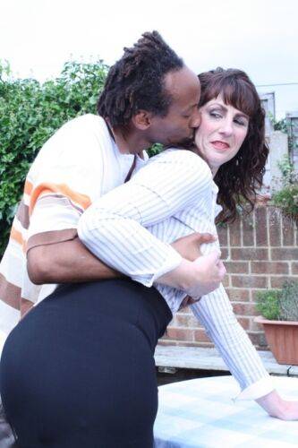 Horny British mature Toni Lace kisses a black dude and rides his huge boner - Britain on picsofsex.com