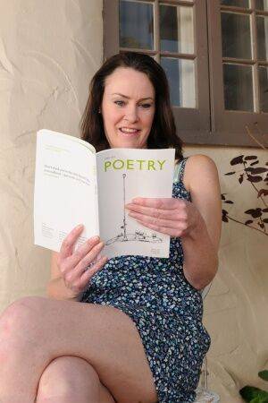 Horny mature Veronica Snow trades in her poetry for pussy spreading in the sun on picsofsex.com